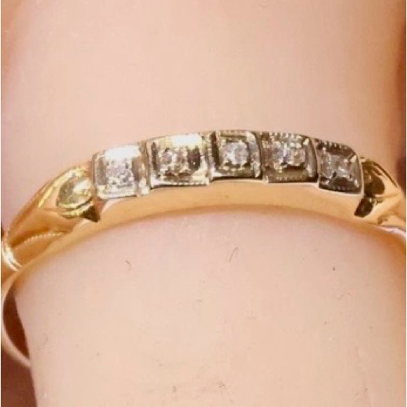 Jewelry - Vintage 14k solid gold ring with five stunning diamonds size 6.5